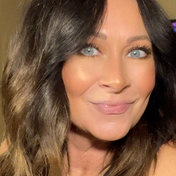 Meet your Posher, Lori - Picture 1 of 4